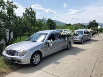Ultimul drum le-a fost presărat cu flori albe, la fel ca cele care înconjurau sicriele și dricurile