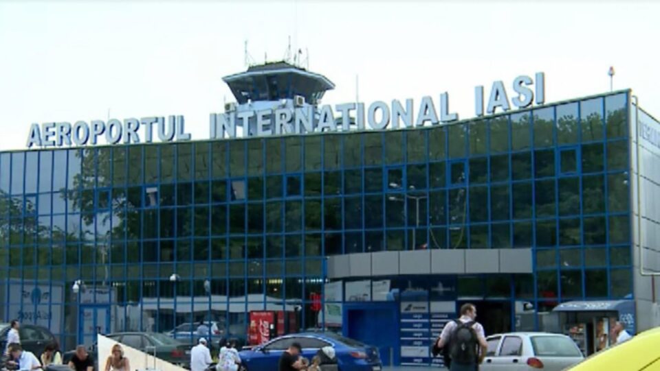 Suceveni veniți din Marea Britanie, prinși cu acte false de vaccinare și testare, la aeroportul din Iași. Foto digi24.ro Suceveni veniți din Marea Britanie, prinși cu acte false de vaccinare și testare, la aeroportul din Iași. Foto digi24.ro