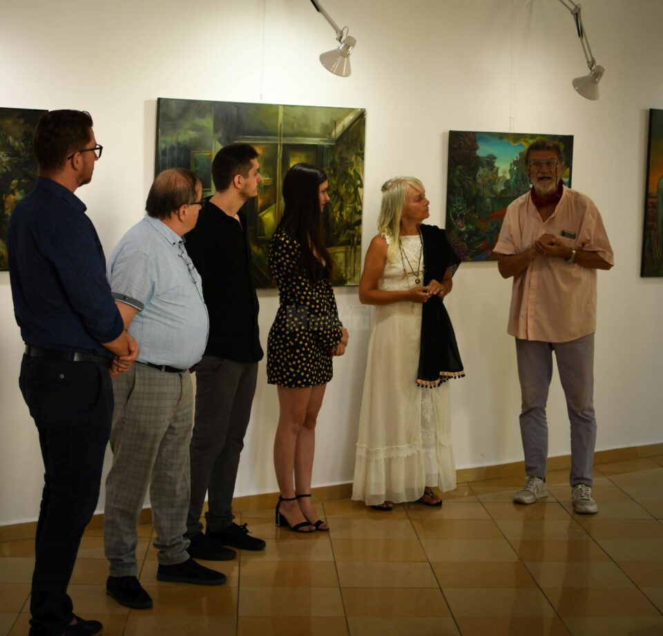 19 lucrări de pictură realizate de doi tineri absolvenți ai Universității „George Enescu” Iași, expuse la Galeriile de Artă Rădăuți