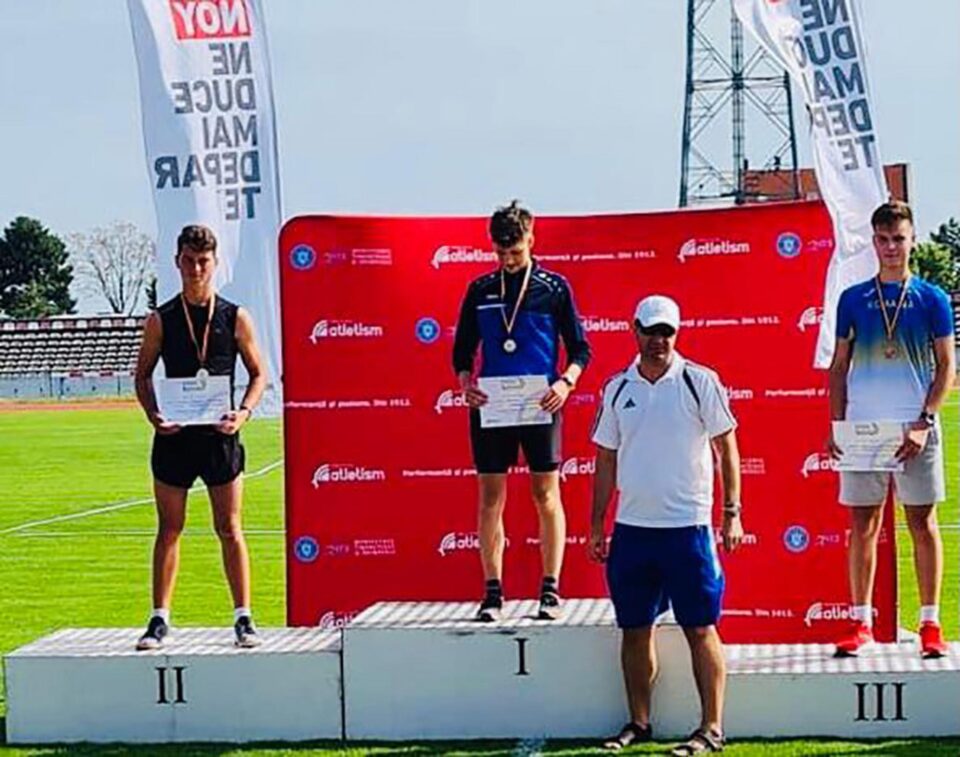 Victor Turluianu, alături de antrenorul Silviu Casandra, pe cea mai înaltă treaptă a podiumului de premiere Victor Turluianu, alături de antrenorul Silviu Casandra, pe cea mai înaltă treaptă a podiumului de premiere