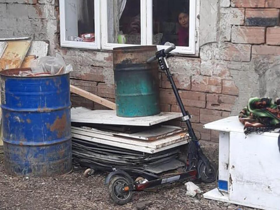 Trotinetele electrice din municipiul Suceava, lăsate la voia întâmplării de cei care le închiriază