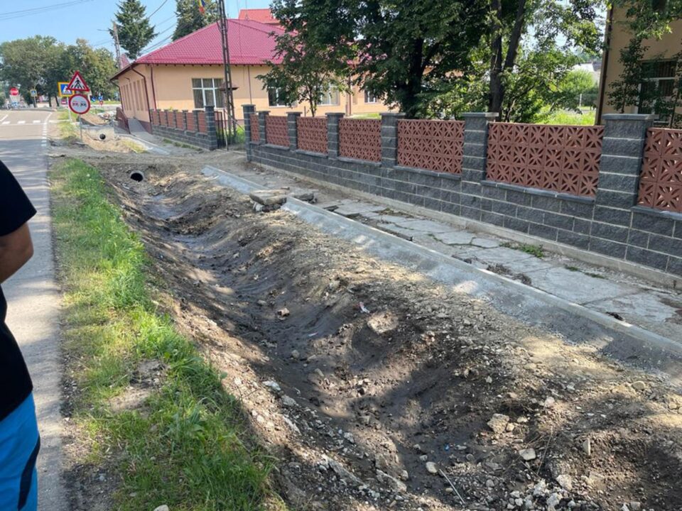 Lucrările la trotuarul de la Dornești