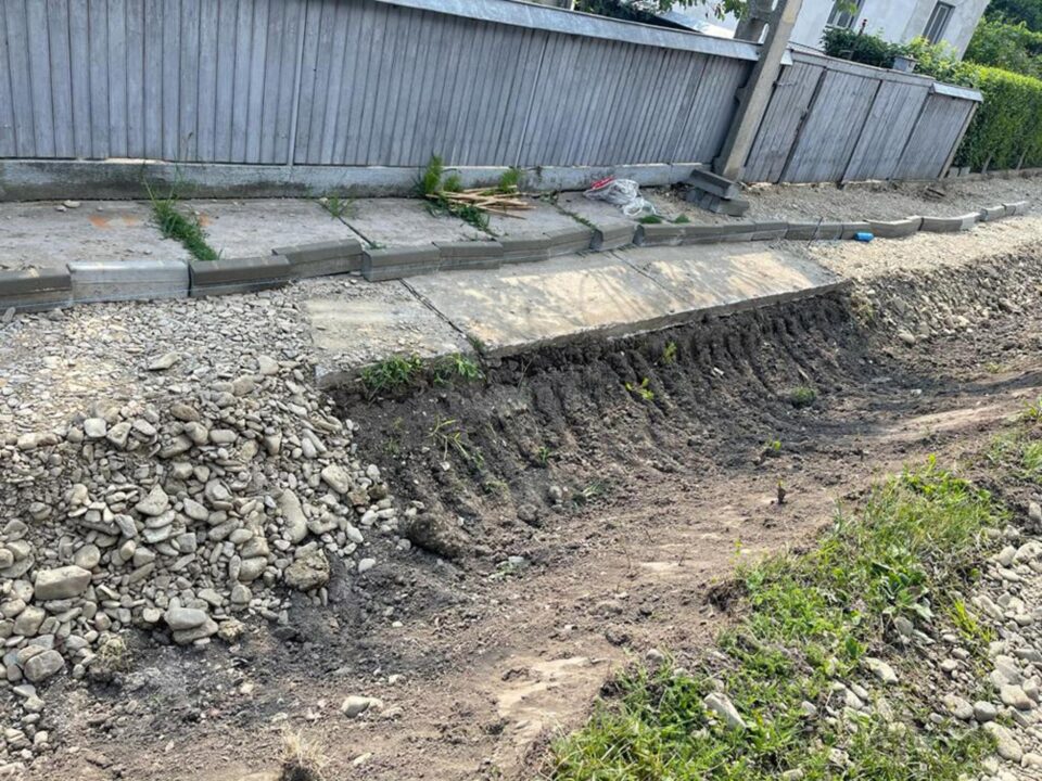 Lucrările la trotuarul de la Dornești