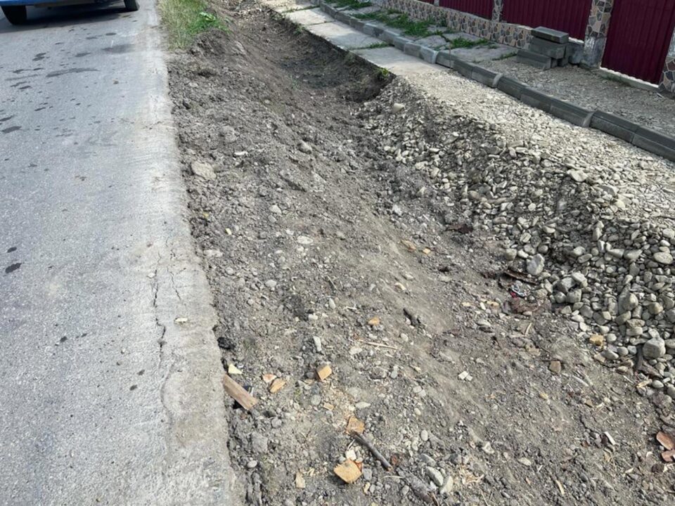 După trotuarul de 90.000 de euro, primarul din Dornești mai face unul, de ”doar” 75.000 de euro