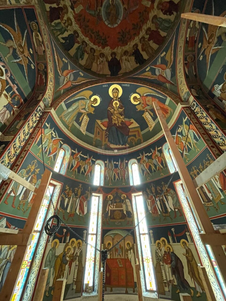 Lucrările de pictură din interiorul Catedralei de la Suceava sunt aproape finalizate la turla bisericii
