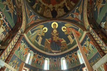 Lucrările de pictură din interiorul Catedralei de la Suceava sunt aproape finalizate la turla bisericii
