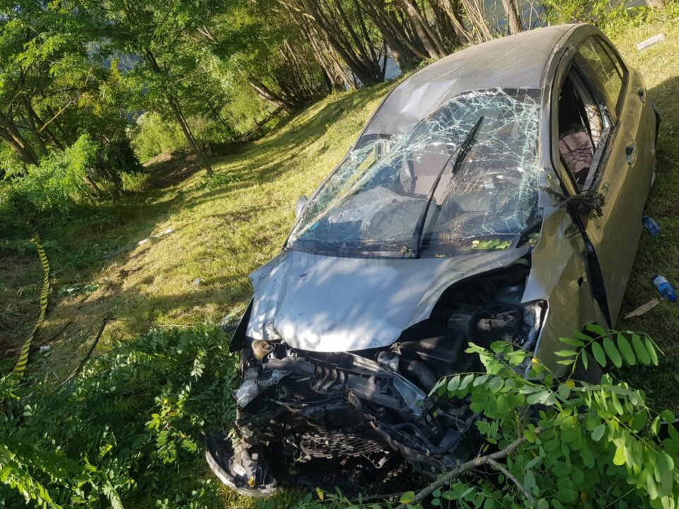 Mașina s-a răsturnat la o diferență de nivel de aproximativ 7 metri, suferind avarii serioase Mașina s-a răsturnat la o diferență de nivel de aproximativ 7 metri, suferind avarii serioase