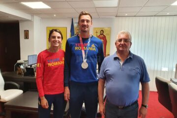 Vicecampionul Olimpic Marius Cozmiuc și canotoarea Ionela Cozmiuc, campioană mondială la dublu vâsle seniori, alături de primarul Sucevei, Ion Lungu
