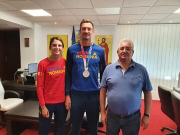 Vicecampionul Olimpic Marius Cozmiuc și canotoarea Ionela Cozmiuc, campioană mondială la dublu vâsle seniori, alături de primarul Sucevei, Ion Lungu