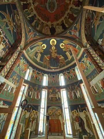 Lucrările de pictură din interiorul Catedralei de la Suceava sunt aproape finalizate la turla bisericii