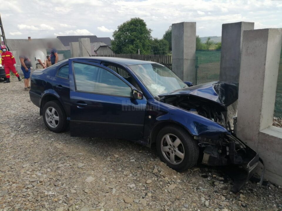 Un șofer a ”zburat” cu mașina într-un stâlp de gard