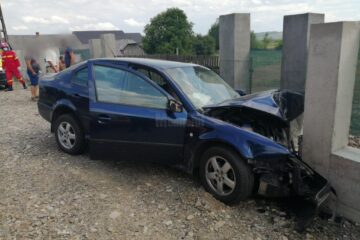 Un șofer a ”zburat” cu mașina într-un stâlp de gard