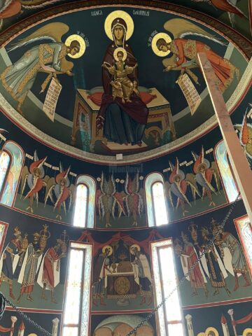 Lucrările de pictură din interiorul Catedralei de la Suceava sunt aproape finalizate la turla bisericii
