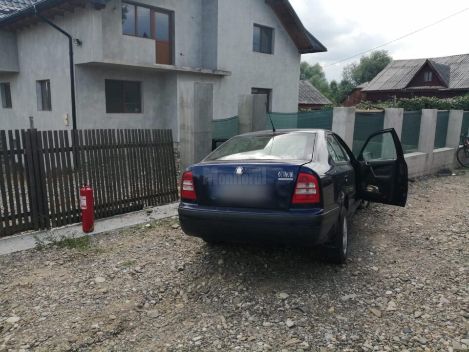 Un șofer a ”zburat” cu mașina într-un stâlp de gard