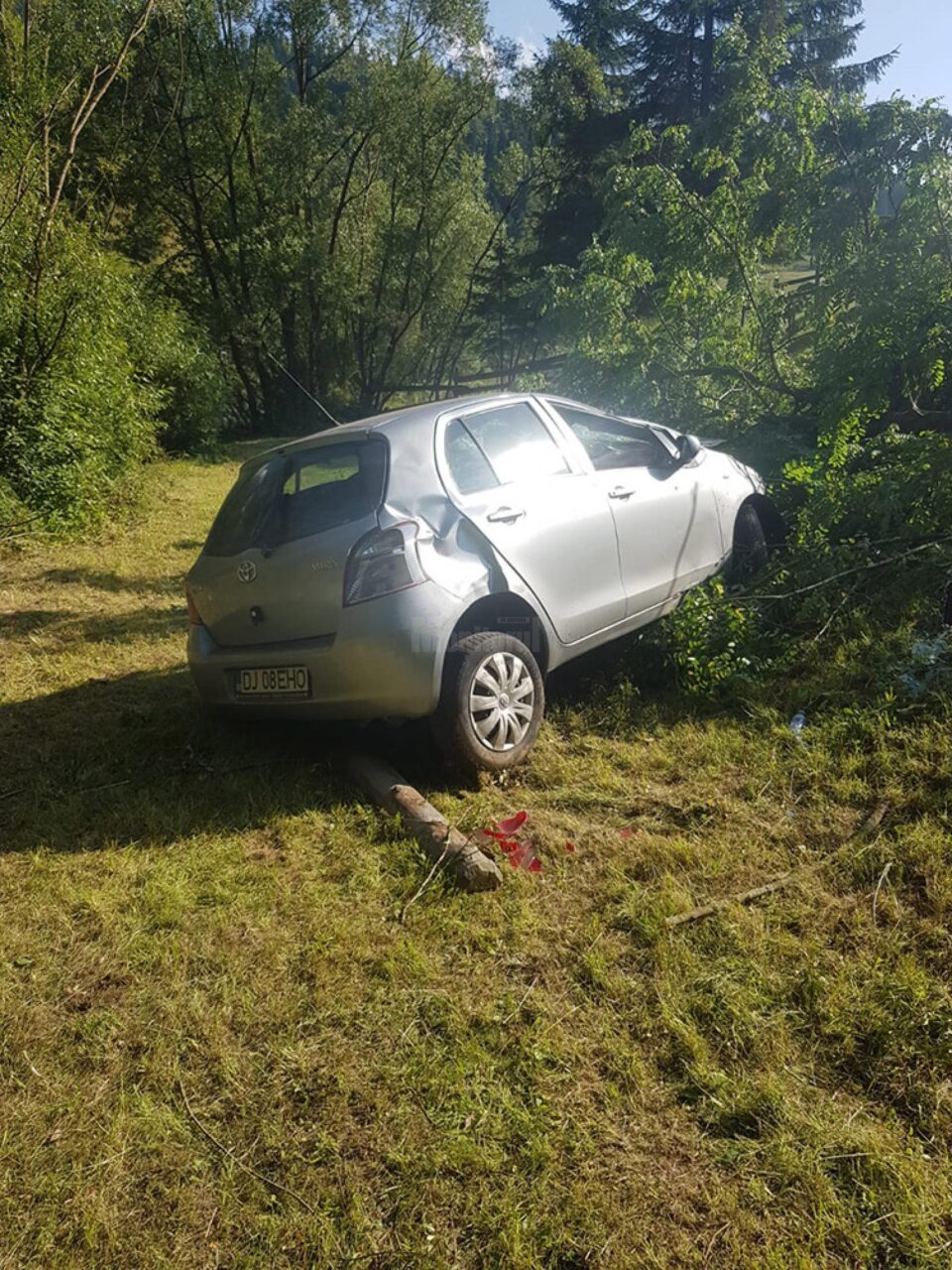Mașină cu turiști, răsturnată la o diferență de nivel de 7 metri