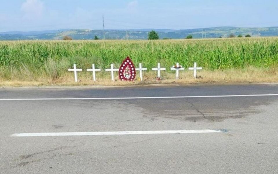 Șapte cruci albe la locul accidentului în care au murit trei membri ai unei familii din Suceava FOTO David Jonathan Șapte cruci albe la locul accidentului în care au murit trei membri ai unei familii din Suceava FOTO David Jonathan