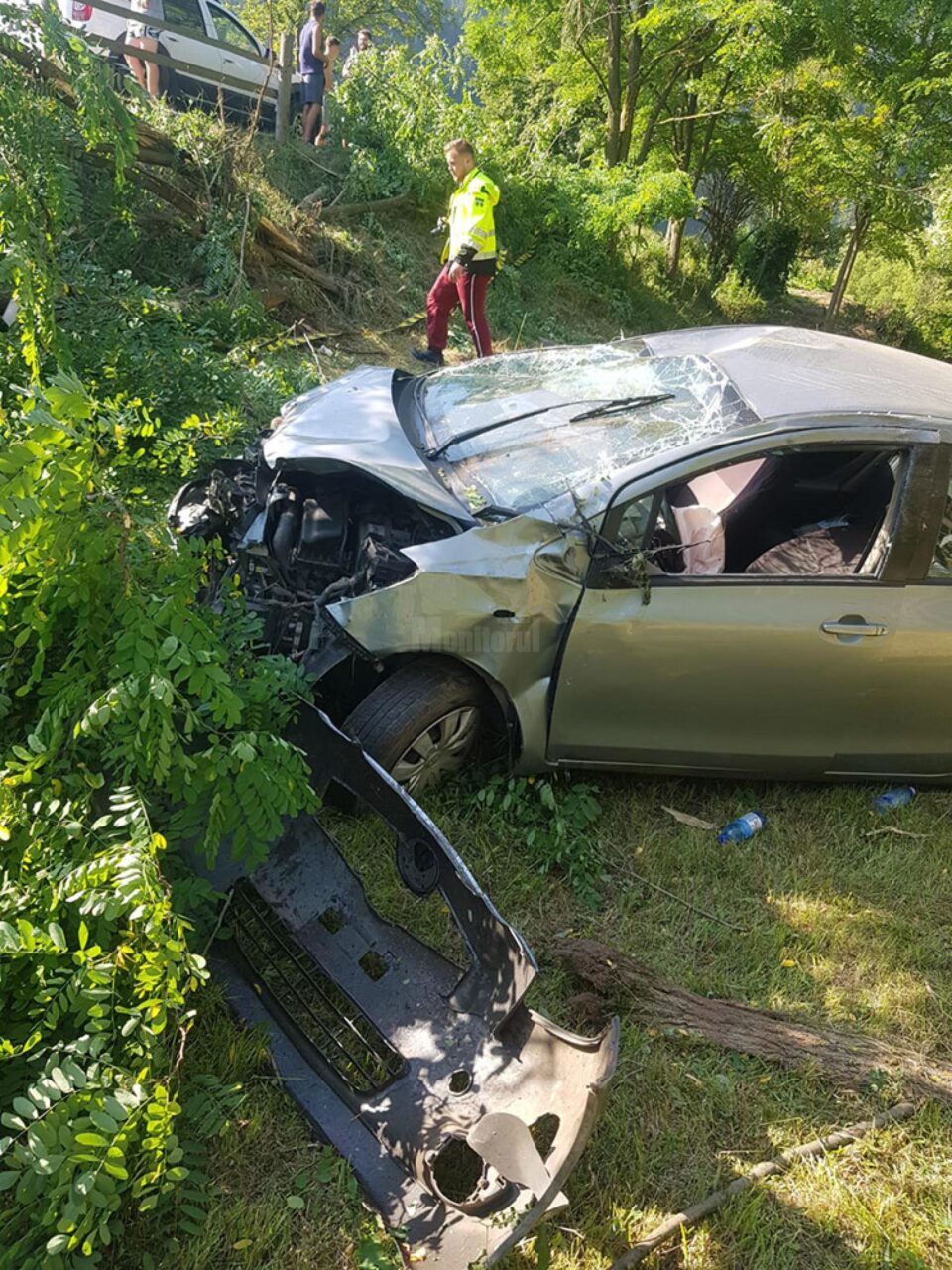 Mașina s-a răsturnat la o diferență de nivel de aproximativ 7 metri, suferind avarii serioase Mașina s-a răsturnat la o diferență de nivel de aproximativ 7 metri, suferind avarii serioase