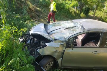Mașina s-a răsturnat la o diferență de nivel de aproximativ 7 metri, suferind avarii serioase