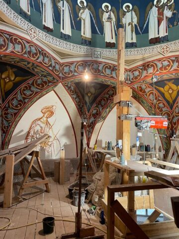 Lucrările de pictură din interiorul Catedralei de la Suceava sunt aproape finalizate la turla bisericii