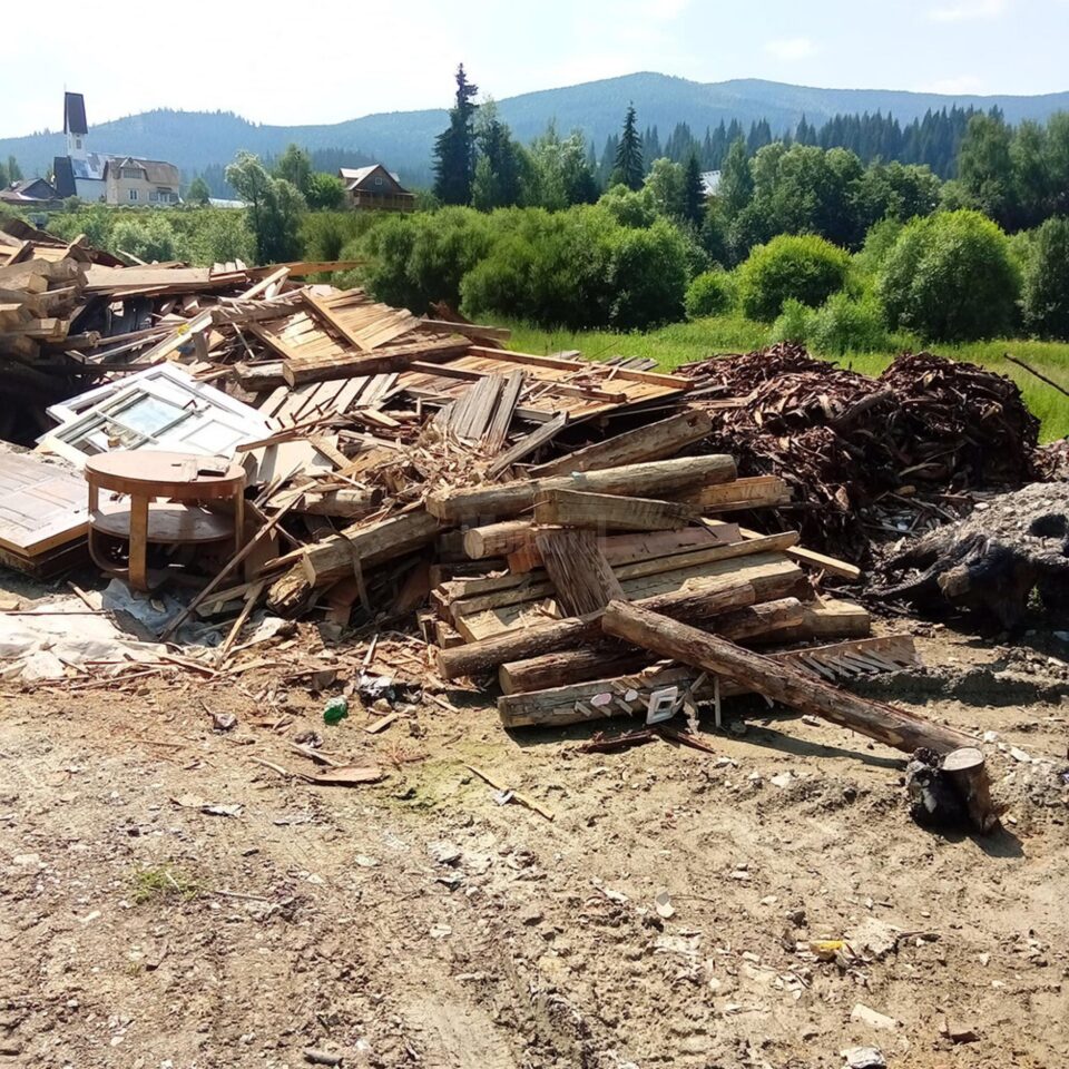 Primăria Cârlibaba, amendată pentru munții de gunoaie de pe un teren de sport