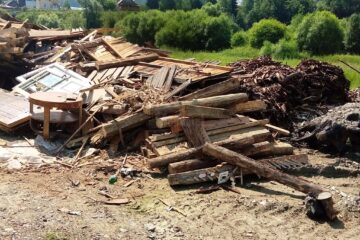Primăria Cârlibaba, amendată pentru munții de gunoaie de pe un teren de sport
