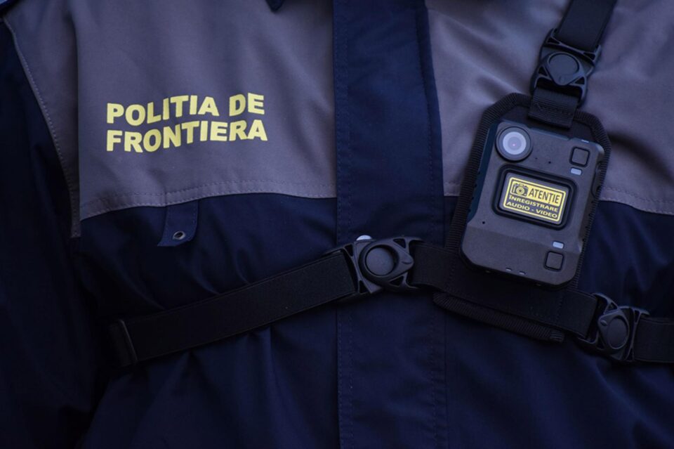 Tinerii au fost prinși de polițiștii de frontieră. Foto zf.ro