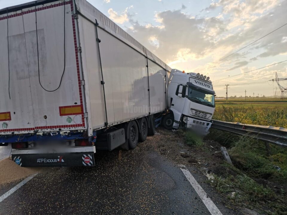 Unul dintre autotrenuri s-a oprit în balustrada de pe marginea drumului