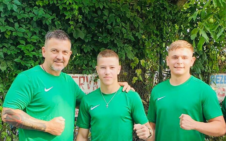 Antrenorul Andu Vornicu, alături de cei doi proaspeți vicecampioni naționali la box pentru tineret Antrenorul Andu Vornicu, alături de cei doi proaspeți vicecampioni naționali la box pentru tineret