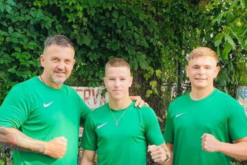 Antrenorul Andu Vornicu, alături de cei doi proaspeți vicecampioni naționali la box pentru tineret