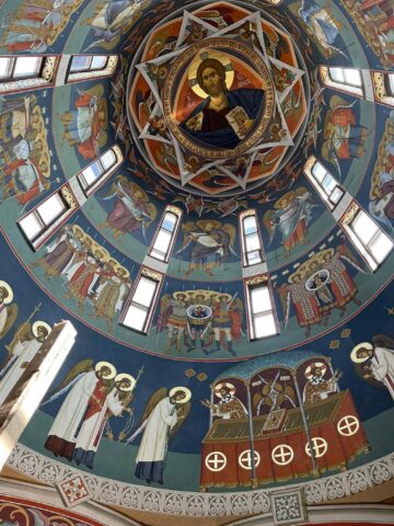 Lucrările de pictură din interiorul Catedralei de la Suceava sunt aproape finalizate la turla bisericii