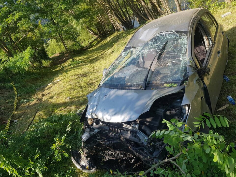 Mașină cu turiști, răsturnată la o diferență de nivel de 7 metri