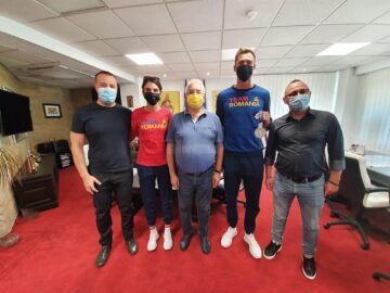Vicecampionul Olimpic Marius Cozmiuc și canotoarea Ionela Cozmiuc, campioană mondială la dublu vâsle seniori, alături de conducerea municipalității sucevene