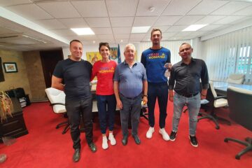 Vicecampionul Olimpic Marius Cozmiuc și canotoarea Ionela Cozmiuc, campioană mondială la dublu vâsle seniori, alături de conducerea municipalității sucevene