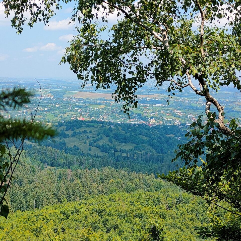 Imagine panoramica a localitatii Cacica de pe unul din noile trasee