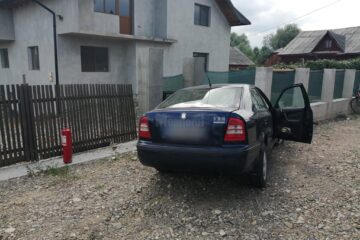 Un șofer a ”zburat” cu mașina într-un stâlp de gard