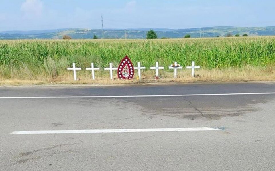 Șapte cruci albe la locul accidentului în care au murit trei membri ai unei familii din Suceava. Foto David Jonathan Șapte cruci albe la locul accidentului în care au murit trei membri ai unei familii din Suceava. Foto David Jonathan
