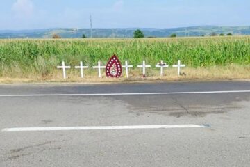 Șapte cruci albe la locul accidentului în care au murit trei membri ai unei familii din Suceava. Foto David Jonathan