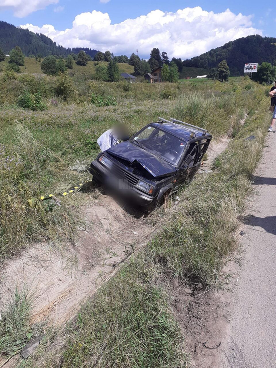 Mașina proiectată în decor, în care se aflau omenii care sunt răniți