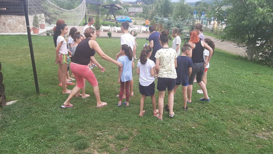 Tabără pentru copii și părinți aflați în evidențele Protecției Copilului Suceava, la Cacica