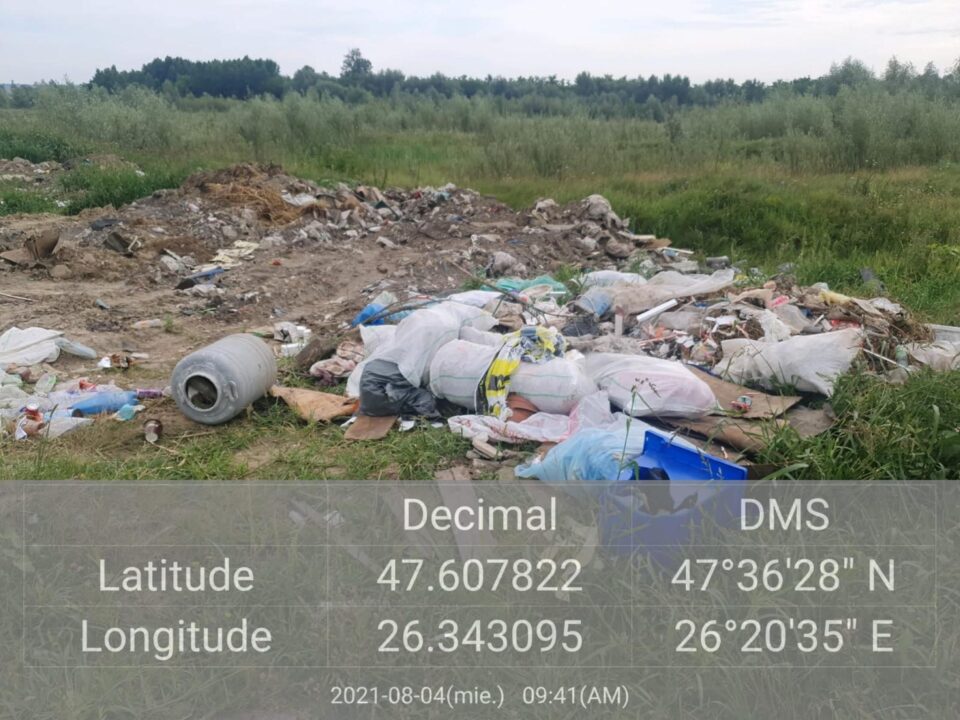 Deșeurile aruncate pe malul râului Suceava