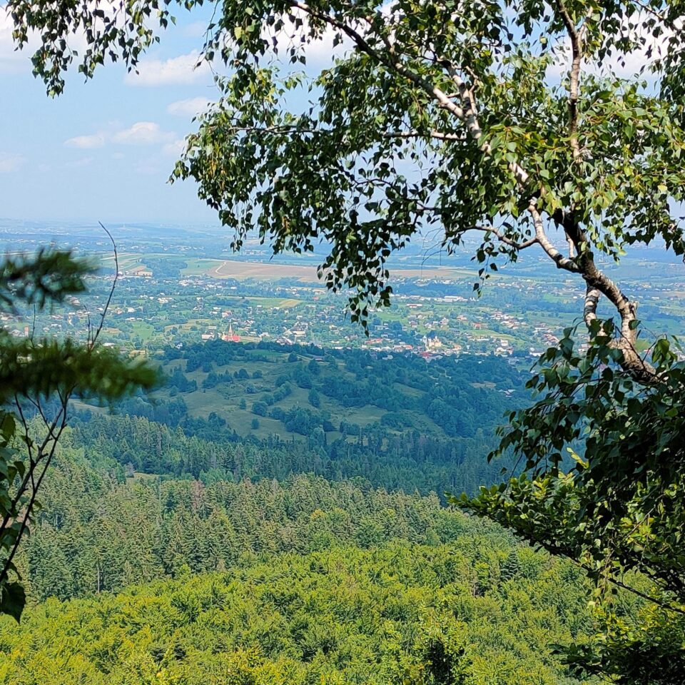 Imagine panoramică a localității Cacica de pe unul dintre noile trasee