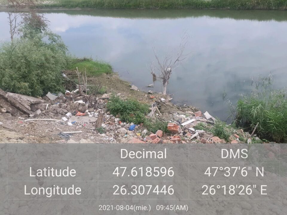 Deșeurile aruncate pe malul râului Suceava
