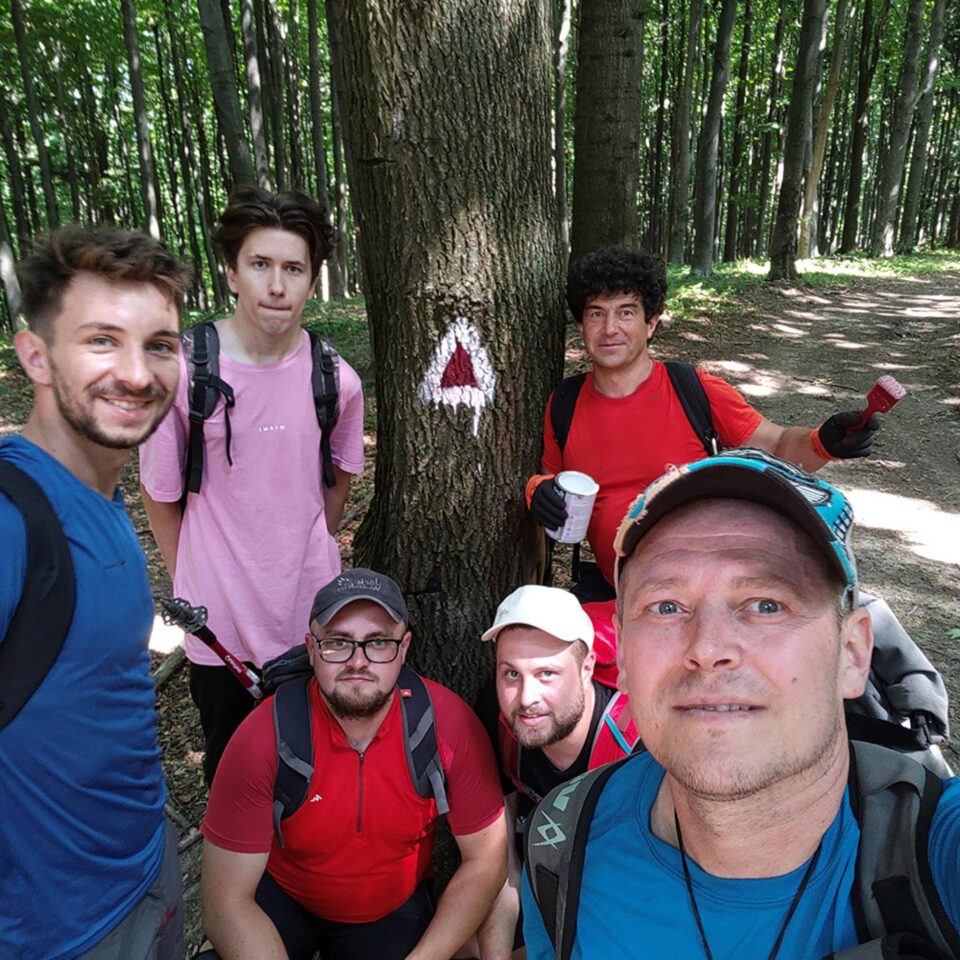O parte din voluntarii care au marcat traseele turistice de la Cacica