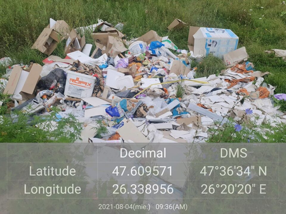 Deșeurile aruncate pe malul râului Suceava