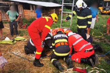 Două persoane au rămas imobilizate într-o fântână. Unul dintre bărbați a fost scos în stare gravă