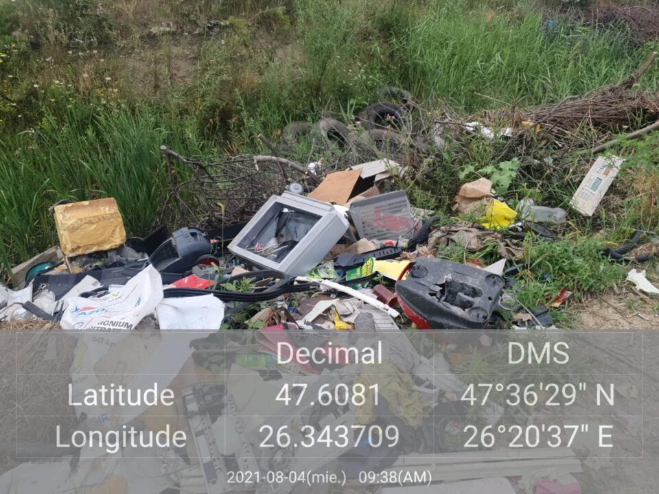 Deșeurile aruncate pe malul râului Suceava