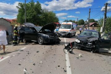 Cinci răniți, după o coliziune violentă între două mașini, la Milișăuți