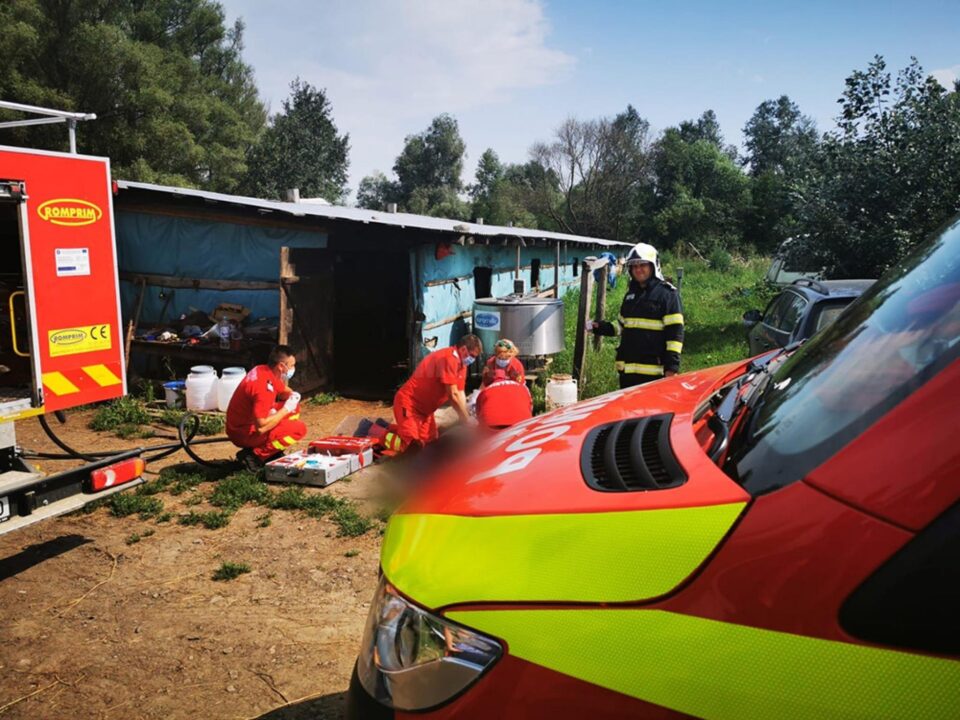 Un bărbat a murit și altul a ajuns la spital după ce s-au intoxicat în timp ce curățau o fântână