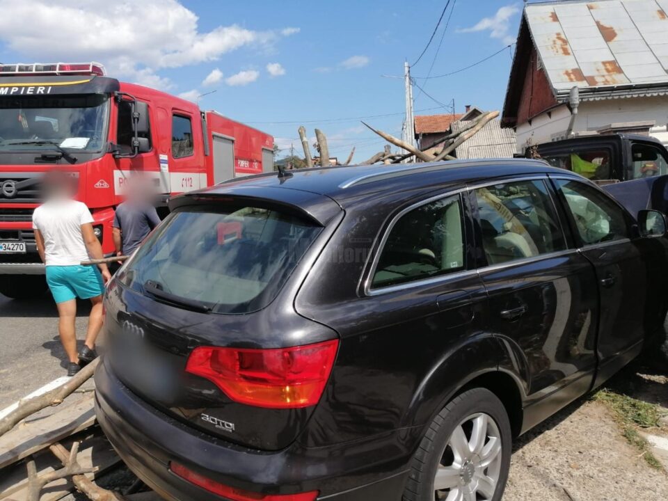 Impact puternic intre o autoutilitara si un autoturism Audi, la Frasin 3