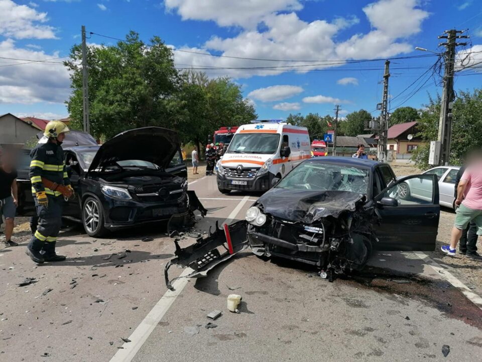 Cinci răniți, după o coliziune violentă între două mașini, la Milișăuți
